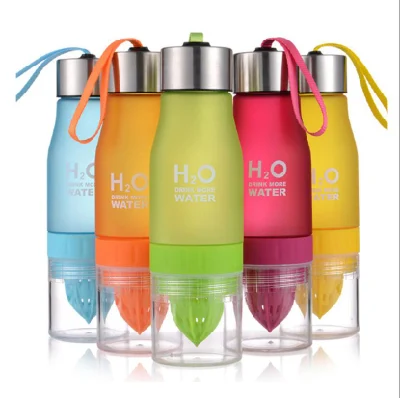 650 ml frostfarbene, BPA-freie Zitronen-H2O-Kunststoff-Frucht-Ei-Wasserflasche für Privatmarken mit Seilgriff